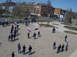 Несколько десятков мужчин с трехцветными тряпками: в Новой Каховке провалился митинг россиян