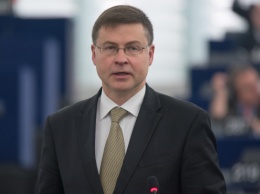 Еврокомиссия не исключает создания при поддержке военных коридоров для зерна из украинских портов