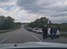 Сотни машин несколько суток не могут проехать через блокпост захватчиков в Васильевке