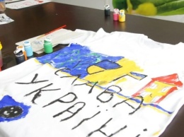 Во Львове дети переселенцев разрисовали футболки для продажи на благотворительных аукционах в США