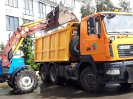 В Киевской области расчистили уже более 500 километров государственных дорог