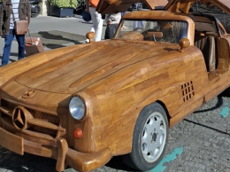 Мастер создал действующую копию культового суперкара Mercedes из дерева