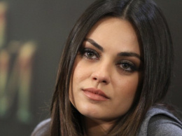 Не только для вечеринок: Мила Кунис задала новый модный код с атласной юбкой в зимнем образе