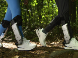 Роботизированные кроссовки за $4500: на CES 2026 показали Sidekick, усиливающие шаг человека