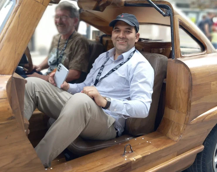 Мастер создал действующую копию культового суперкара Mercedes из дерева