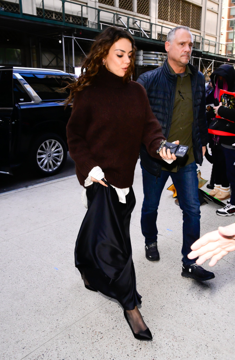 Не только для вечеринок: Мила Кунис задала новый модный код с атласной юбкой в зимнем образе