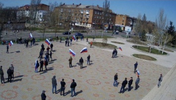 Несколько десятков мужчин с трехцветными тряпками: в Новой Каховке провалился митинг россиян