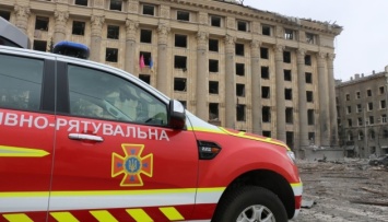 Из разрушенного Дома советов в Харькове перевозят уцелевшие документы и технику