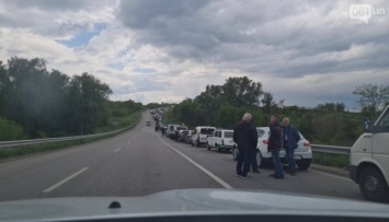 Сотни машин несколько суток не могут проехать через блокпост захватчиков в Васильевке