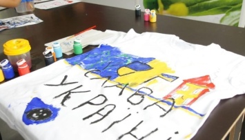 Во Львове дети переселенцев разрисовали футболки для продажи на благотворительных аукционах в США