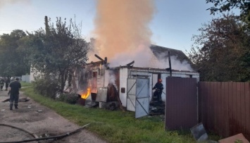 В Сумской области от вражеских обстрелов вспыхнул большой пожар, пострадала женщина