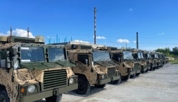 Военнослужащий ВСУ за свой счет приобрел восемь бронемашин Pinzgauer