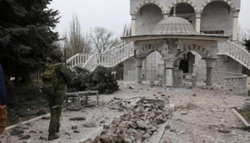 Возле разрушенной врагом мечети в Мариуполе - стихийные могилы