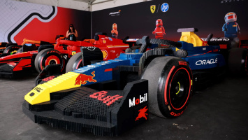 LEGO-автомобили Формулы-1 промчались по трассе Гран-при Майами