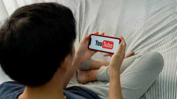 YouTube начнет выявлять подростков с помощью нейросетей