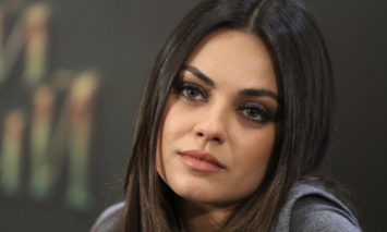 Не только для вечеринок: Мила Кунис задала новый модный код с атласной юбкой в зимнем образе