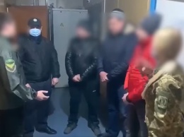 Пытались за взятку выехать из Украины: пограничники направили в военкомат 10 мужчин