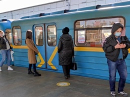 В Киеве наземный транспорт и метро работают в сокращенном составе только по отдельным маршрутам - КГГА