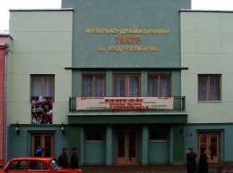 Дрогобычский театр превратился в кулинарный цех, в котором актеры готовят для военных