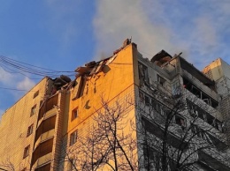 В Киеве в результате вражеского обстрела поврежден жилой дом, есть пострадавшие