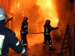 Пожар на рынке в Харькове тушат около 100 работников ГСЧС