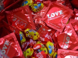 В россии закупаются впрок презервативами, несмотря на рост цен