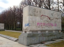 Советский мемориал в Берлине расписали антироссийскими лозунгами