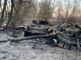 ВСУ на востоке отбили две атаки: уничтожили почти 50 рашистов, четыре танка и вертолет