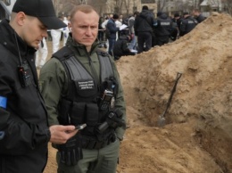В Буче во время осмотра тел из массового захоронения обнаружили тело полицейского
