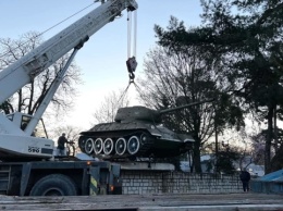 В Мукачево демонтировали памятник советскому танку