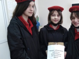 В школах Крыма детей заставляют писать "благодарственные письма" солдатам, которые воюют против Украины