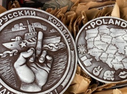 На Житомирщине скульптор-переселенец изготавливает патриотические сувенирные тарелки