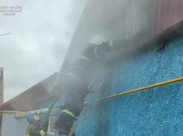 На Николаевщине в результате вражеских обстрелов горели склады и дома