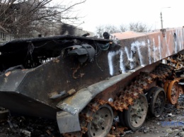 Российский захватчик хвастается, как танком переехал легковушку под Киевом