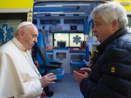 Представитель Папы Римского передал киевской больнице автомобиль скорой помощи