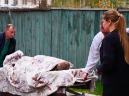 Спасатели доставили в Запорожье девочку, которая получила травмы при обстреле Полог