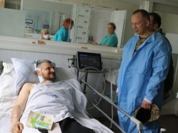 Командующий Сухопутными войсками ВСУ вручил награды раненым воинам в госпитале в Одессе