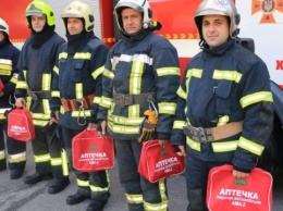 США предоставили 100 наборов первой помощи работникам спасательных служб Харькова