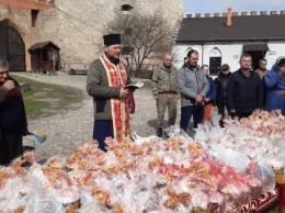 В Меджибожском замке на Хмельнитчине освятили 3000 куличей для украинских защитников