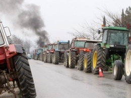 В Боровой оккупанты сначала повредили сельхозтехнику, теперь требуют начать посевную