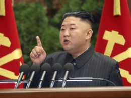 Ким Чен Ын на военном параде заявил, что хочет развивать ядерный арсенал