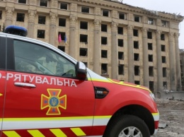 Из разрушенного Дома советов в Харькове перевозят уцелевшие документы и технику
