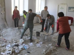 Волонтеры из строительного батальона разбирают завалы в Тростянецкой больнице
