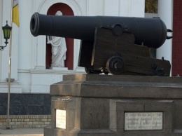 В Одессе с постамента старинной пушки-памятника убрали надпись о "славе российского оружия"