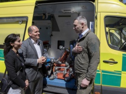 Брюссель передал Киеву две скорые помощи и три тонны медицинского гумгруза