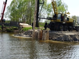 Под Киевом начали возводить еще один временный мост