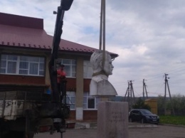 На Прикарпатье демонтировали бюст Пушкина и комиссара Руднева