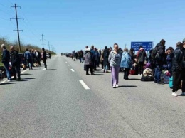 Около Бердянска сотни людей ждут эвакуации в Запорожье
