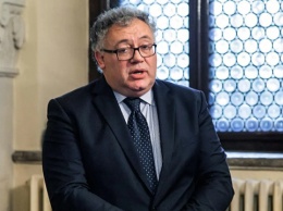 Посол Венгрии объяснил, почему его страна не разрешает провозить оружие в Украину