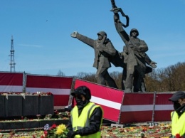Доступ к памятнику «освободителям» в центре Риги после беспорядков закрыли до сентября